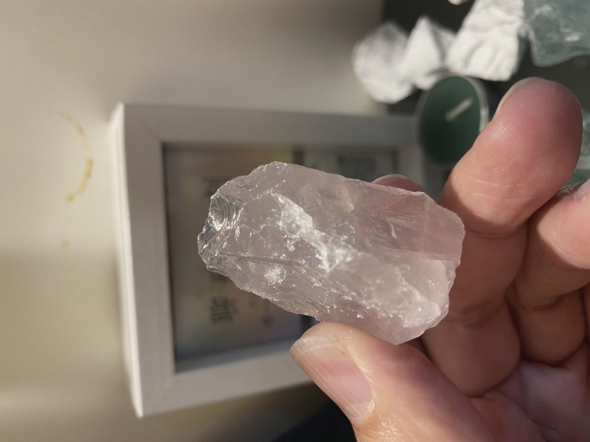手持粉晶原礦